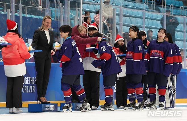 [강릉=뉴시스] 황준선 기자 = 25일 강원 강릉 하키센터에서 열린 2024 강원동계청소년올림픽 대회 아이스하키 여자 3대3 은메달을 차지한 한국 대표팀이 메달 시상식 은메달을 목에 걸고 있다. 2024.01.25. hwang@newsis.com