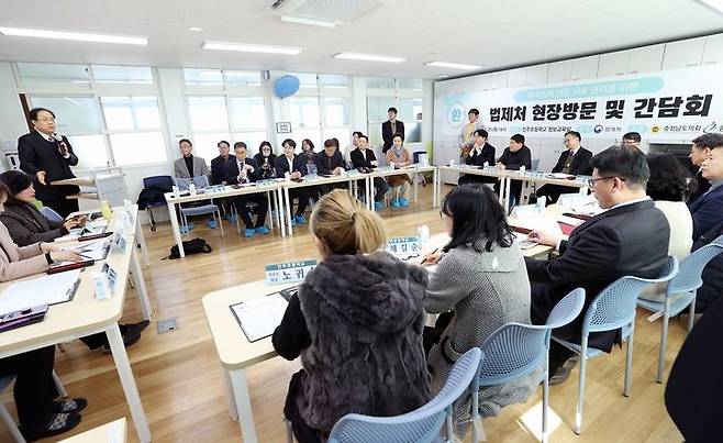 [홍성=뉴시스] 충남도의회 교육위원회와 법제처가 우수조례 사후관리 협력을 논의하고 있다.  *재판매 및 DB 금지