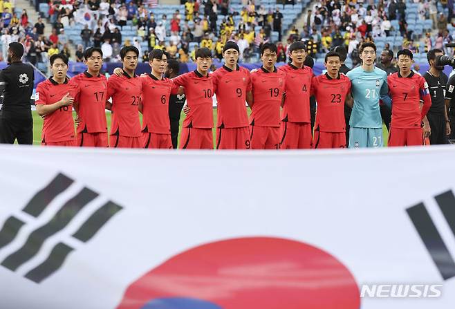 [알와크라(카타르)=뉴시스] 김근수 기자 = 대한민국 축구대표팀 선수들이 25일(현지시간) 카타르 알와크라 알자누브 스타디움에서 열린 2023 AFC 카타르 아시안컵 E조 조별예선 3차전 대한민국 대 말레이시아의 경기 시작 전 애국가를 부르고 있다. 2024.01.25. ks@newsis.com