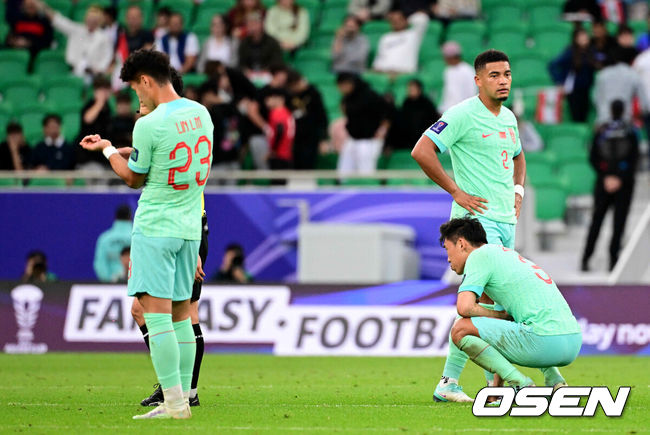 [OSEN=도하(카타르), 지형준 기자] 중국대표팀은 17일 카타르 도하 알투마마 스타디움에서 개최된 ‘2023 AFC 아시안컵 A조 2차전’에서 레바논(1무1패)과 0-0으로 비겼다.1차전서 타지키스탄과 0-0으로 비긴 중국은 2무가 되면서 조별리그 탈락이 유력해졌다. 중국은 카타르와 마지막 경기서 반드시 이겨야 16강을 바라볼 수 있다. 경기 종료 후 중국 선수들이 무승부에 아쉬워하고 있다. 2024.01.17 / jpnews.osen.co.kr
