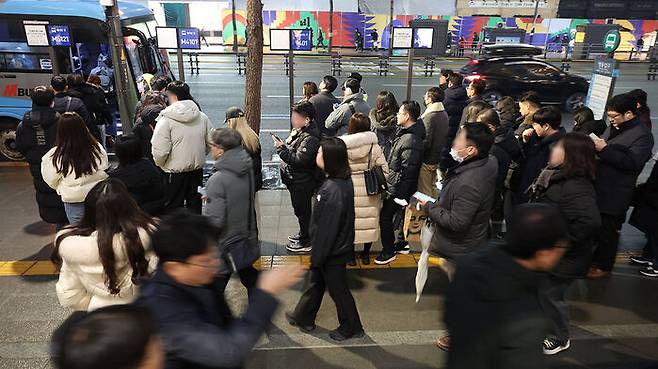 명동입구 정류장에서 퇴근길 오른 시민들