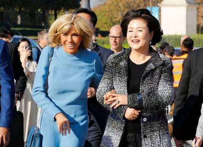 문재인 전 대통령의 부인 김정숙 여사(오른쪽)가 2018년 10월15일(현지시각) 에마뉘엘 마크롱 대통령의 부인인 브리지트 마크롱 여사와 프랑스 파리 루브르 박물관으로 입장하고 있다. &nbsp;당시 김 여사는 샤넬 브랜드 재킷을 착용해 화제를 모았다. 연합뉴스