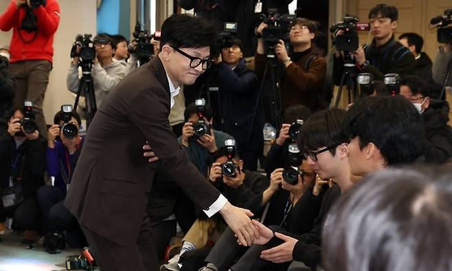 한동훈 국민의힘 비상대책위원장이 지난 24일 오후 서울 동작구 숭실대학교 한경직기념관에서 열린 ‘함께하는 대학생의 미래’ 대학생 현장간담회에서 학생들과 악수를 하고 있다. 뉴스1