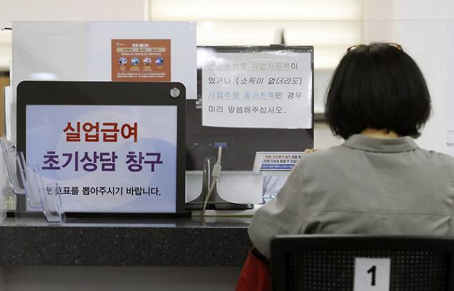 단시간 일자리 다중취업자는 실업급여를 받으며 여가를 즐길 겨를이 없다.[사진=뉴시스]