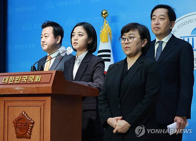 검찰 개혁 관련 정책 발표하는 류호정 전 의원 (서울=연합뉴스) 한종찬 기자 = 정의당을 탈당한 류호정 전 의원이 22일 오전 국회 소통관에서 검찰 개혁 관련 정책을 발표하고 있다. 2024.1.22 saba@yna.co.kr