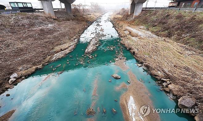 파랗게 오염된 하천 (평택=연합뉴스) 홍기원 기자 = 11일 경기도 평택시 청북읍 관리천이 화성시의 한 위험물질 보관창고에서 발생한 화재 이후 유입된 유해 물질로 오염돼있다. 
    현재 화재 발생지점인 화성시 양감면 위험물 보관창고 인근부터 평택시 진위천 합류부 직전까지 7.4㎞ 구간이 오염된 상태다. 
    당국은 해당 구간에 방제 둑 6개를 설치해 오염된 물을 채수한 뒤 폐수처리 업체를 통해 처리하는 방식으로 방제 작업을 벌이고 있다. 2024.1.11 xanadu@yna.co.kr