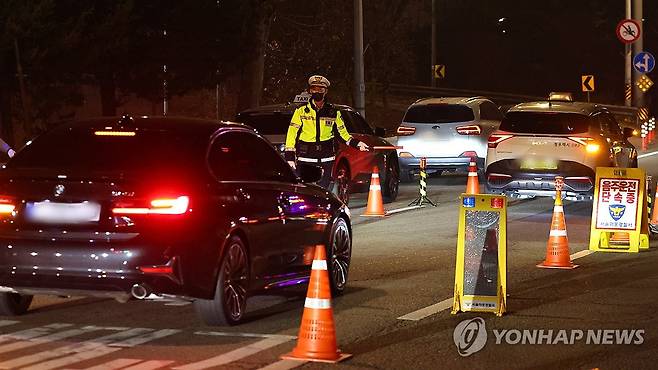 음주운전 단속하는 경찰 [연합뉴스 자료사진]