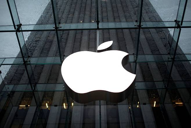 FILE PHOTO: The Apple Inc. logo is seen in the lobby of New York City‘s flagship Apple store January 18, 2011. REUTERS/Mike Segar/File Photo