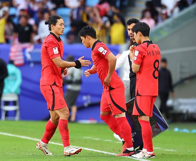 한국 축구 대표팀 조규성(좌)이 황희찬과 교체되고있다, 연합뉴스