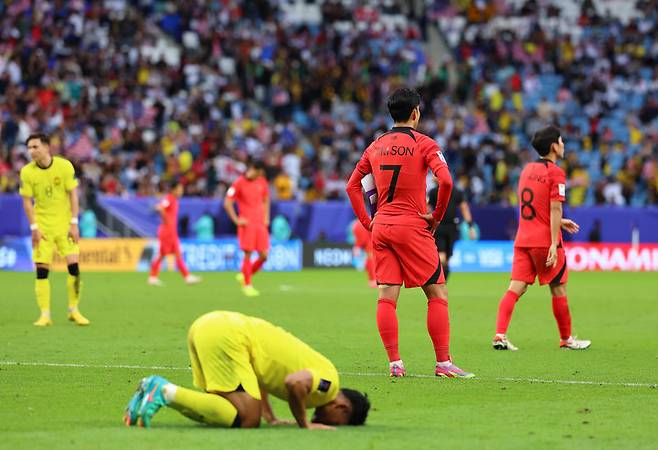 득점에 기뻐하는 말레이시아 축구 대표팀과 허무해하고 있는 한국 축구 대표팀, 연합뉴스