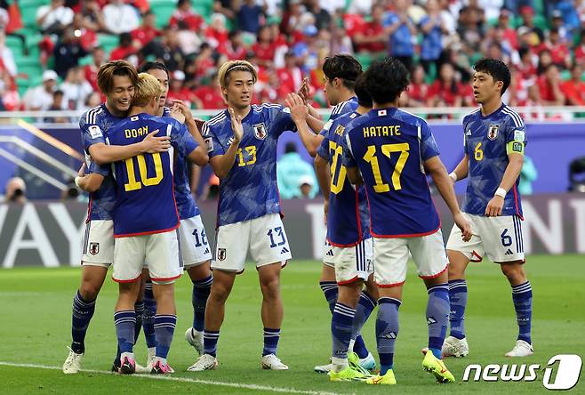 일본 우에다 아야세가 24일(현지시간) 카타르 도하 알투마마 스타디움에서 열린 2023 아시아축구연맹(AFC) 카타르 아시안컵 조별리그 D조 조별리그 3차전 일본과 인도네시아의 경기에서 멀티골을 넣은 후 동료 선수들과 기뻐하고 있다. 2024.1.24/뉴스1 ⓒ News1 김성진 기자