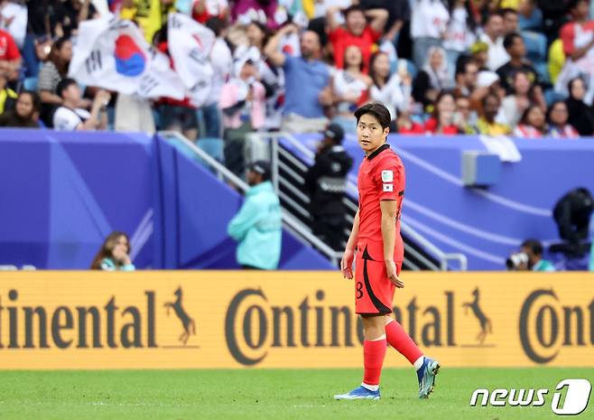 대한민국 축구대표팀 이강인이 25일(현지시간) 카타르 알와크라 알자누브 스타디움에서 열린 2023 아시아축구연맹(AFC) 카타르 아시안컵 조별리그 E조 조별리그 3차전 대한민국과 말레이시아의 경기에서 2-2를 만드는 프리킥 득점을 한 후 그라운드를 바라보고 있다. 2024.1.25/뉴스1 ⓒ News1 김성진 기자