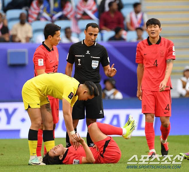 25일(현지시간) 카타르 알와크라 알자누브 스타디움에서 열린 2023 아시아축구연맹(AFC) 카타르 아시안컵 대한민국과 말레이시아의 경기. 이강인이 상대 거친 태클에 넘어진 뒤 통증을 호소하고 있다. 알와크라(카타르)=박재만 기자pjm@sportschosun.com/2023.01.25/