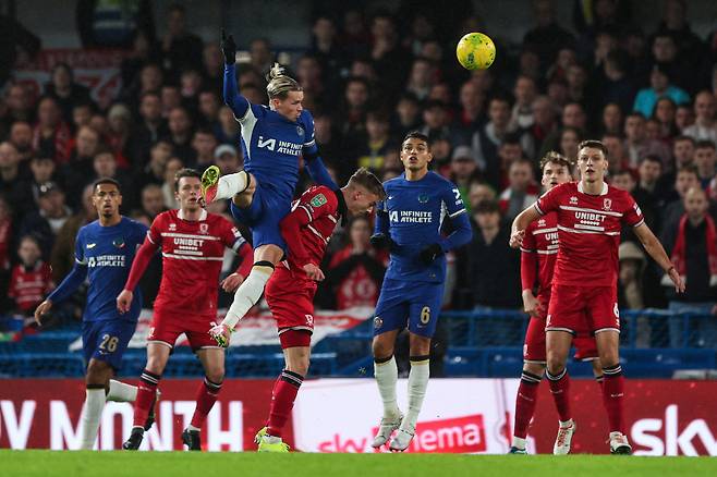 Chelsea's Ukrainian midfielder #10 Mykhailo Mudryk (C-L) heads the ball as he fights for it with Middlesbrough's Finnish striker #21 Marcus Forss (C-R) during the English League Cup semi-final second leg football match between Chelsea and Middlesbrough at Stamford Bridge, in London on January 23, 2024. (Photo by Adrian DENNIS / AFP) / RESTRICTED TO EDITORIAL USE. No use with unauthorized audio, video, data, fixture lists, club/league logos or 'live' services. Online in-match use limited to 120 images. An additional 40 images may be used in extra time. No video emulation. Social media in-match use limited to 120 images. An additional 40 images may be used in extra time. No use in betting publications, games or single club/league/player publications. /<저작권자(c) 연합뉴스, 무단 전재-재배포, AI 학습 및 활용 금지>