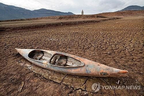 가뭄으로 마른 스페인 카탈루냐주의 한 저수지