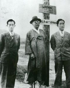 1948년 남북연석회의에 참가하기 위해 38선을 넘는 백범 김구(가운데)와 그의 비서 선우진(왼쪽). 오른쪽은 백범의 아들 김신.