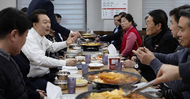 윤석열 대통령이 25일 경기 의정부 한 식당에서 의정부 제일시장 상인 대표자들과 부대찌개로 오찬을 하고 있다. (사진=대통령실 제공) 2024.01.25. /대통령실