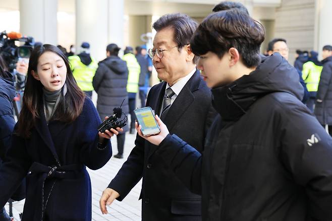 더불어민주당 이재명 대표가 26일 오전 서울 서초구 서울중앙지방법원에서 열리는 대장동 사건 1심 공판에 출석하고 있다. /연합뉴스