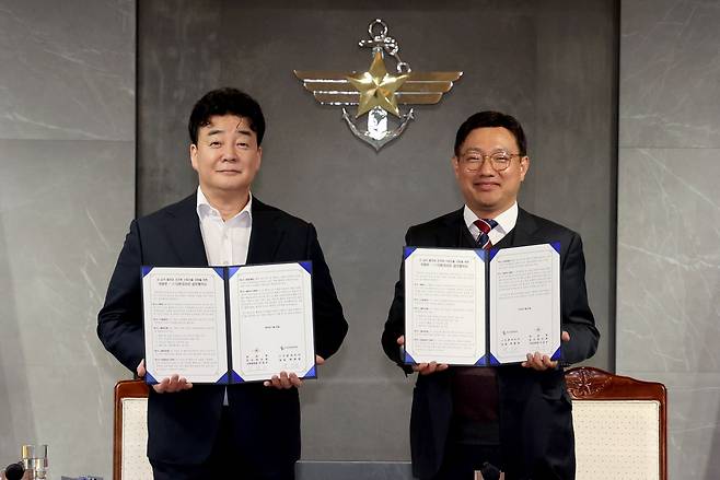 이갑수 국방부 군수관리관과 백종원 더본코리아 대표가 26일 서울 용산구 국방부에서 병영식당 개선을 위한 업무협약을 체결하고 있다. /국방부 제공