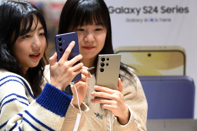 1월 26일 서울 종로구 KT플라자 광화문중앙점에서 갤럭시 S24 사전 구매 고객들이 제품을 살펴보고 있다. / 연합뉴스
