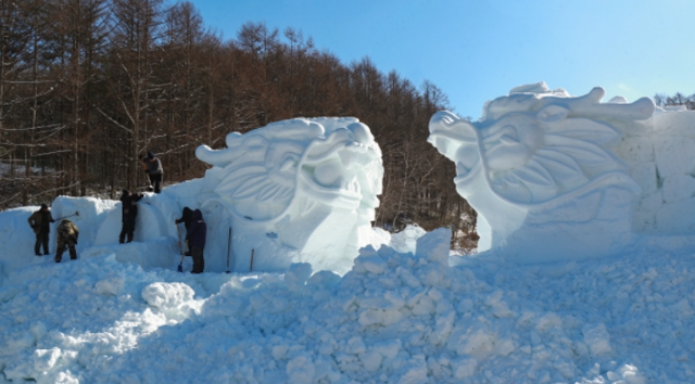 지난 24일 강원도 태백시 태백산 당골광장에서 눈 조각 작품을 만드는 모습. 태백시 제공