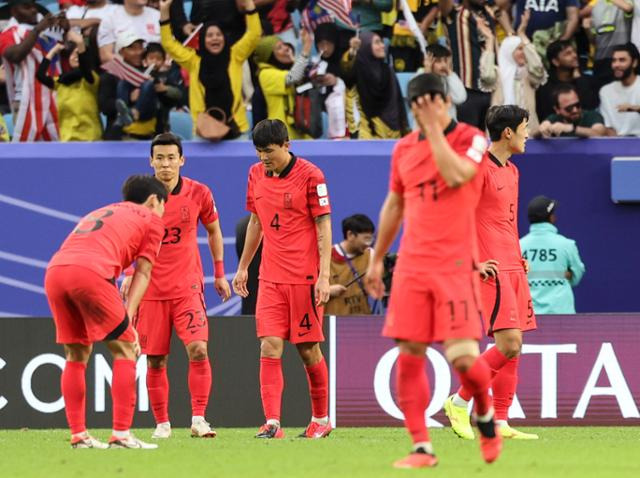 대한민국 축구대표팀 선수들이 25일 카타르 알와크라 알자누브 스타디움에서 열린 2023 아시아축구연맹(AFC) 조별리그 E조 3차전 말레이시아와 경기에서 후반 추가시간 동점골을 내주고 허탈해하고 있다. 알와크라=뉴시스