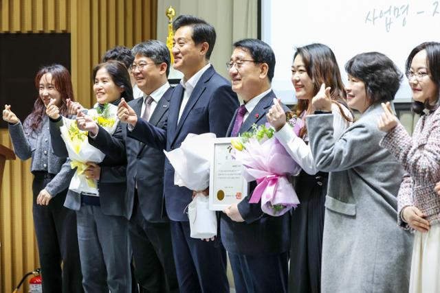 오세훈 서울시장이 26일 서울 중구 서울시청에서 열린 약자 동행 자치구 지원사업 성과보고회에서 구로구에 최우수상을 시상한 뒤 문헌일 구로구청장을 비롯한 사업 관계자들과 함께 기념촬영을 하고 있다. 뉴스1