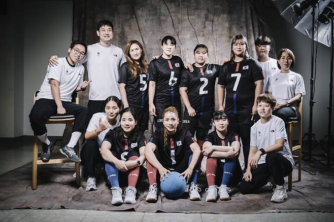 2022 항저우 장애인아시안게임에 출전한 여자 골볼 대표팀. 아랫줄 가운데가 김희진. 대한장애인체육회 제공