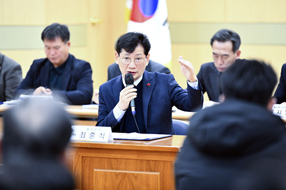 최훈식 장수군수가 군민과의 대화를 나누고 있다. [사진=장수군 ]