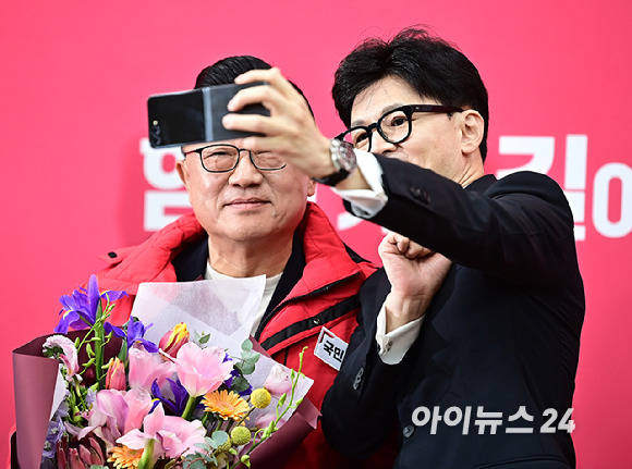 한동훈 국민의힘 비상대책위원장이 22일 오전 서울 여의도 국회에서 열린 국민인재 영입 환영식에서 고동진 전 삼성전자 사장 겸 IM부문장과 기념촬영을 하고 있다. [사진=곽영래 기자]