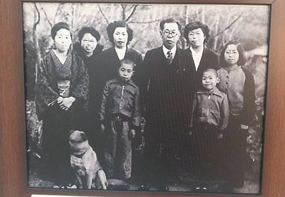 1950년 한국 귀환 직전 찍은 가족사진. 뒷줄 왼쪽 둘째가 교세라 창업자인 이나모리 가즈오의 부인인 둘째 딸이다. [사진 우장춘 기념관, 김정탁·김석우]