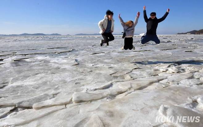 25일 오전 강화 동막해변의 얼음바다에서 젊은 나들이객이 인생 샷을 남기고 있다.