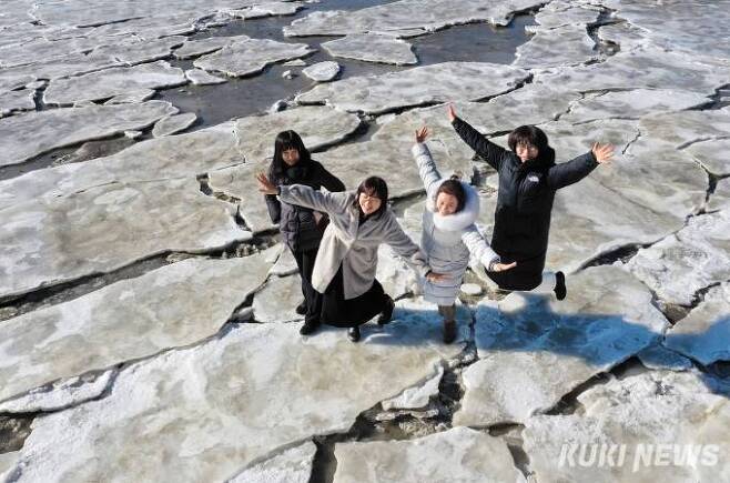 25일 오전 인천 강화군 동막해변 바닷물이 얼어붙어 있다. 북극발 한파가 만들어낸 이색 풍경에 관광객들이 얼음 바다 위에서 다양한 표정으로 추억을 담고 있다.