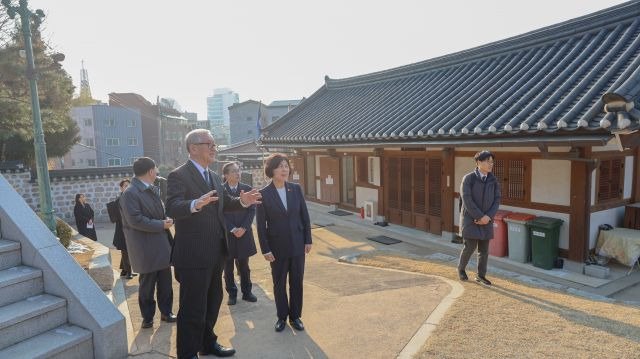 강정애 국가보훈부 장관이 26일 오후 서울시 종로구 이화장에서 열린 24년 이달의 독립운동가 선정패 수여식에 참석하여 이승만 초대 대통령 후손에게 직접 선정패를 전달 후 시설을 둘러보고 있다. 국가보훈부 제공