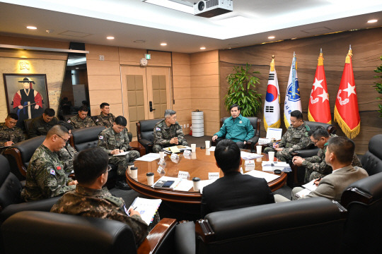 26일 오후, 육군학생군사학교를 방문한 김선호 국방부차관이 학교장 및 인력획득 관계관과 학군장교 지원율 제고를 주제로 간담회를 실시하고 있다. 국방부 제공