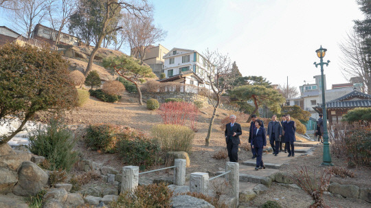 강정애 국가보훈부 장관이 26일 오후 서울시 종로구 이화장에서 열린 2024년 이달의 독립운동가 선정패 수여식에 참석해 이승만 초대 대통령 후손에게 직접 선정패를 전달후 시설을 둘러보고 있다. 국가보훈부 제공