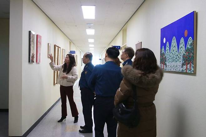 [양산=뉴시스] 윤정아 작가가 양산경찰서 직원들을 대상으로 초대전 너의 노래 위에 작품을 설명하고 있다. (사진=양산경찰서 제공) 2024.01.25. photo@newsis.com *재판매 및 DB 금지