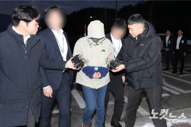 지난 17일 오전 7시 30분쯤 46억 원을 횡령한 뒤 필리핀으로 도주한 국민건강보험공단 전 재정관리팀장 A(46)씨가 필리핀에서 국내로 송환된 뒤 조사를 받기 위해 강원경찰청에 도착했다. 구본호 기자