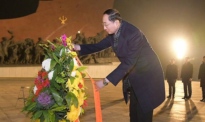 북한을 방문하고있는 외교부 쑨웨이둥 부부장(차관)을 단장으로 하는 중국 외교부 대표단이 지난 25일 평양 만수대언덕의 김일성·김정일 동상에 헌화하고 있다. 조선중앙통신·연합뉴스