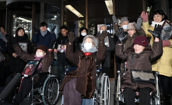 대법 “일제 군수기업, 징용 피해자에 21억 배상”… 할머니들 ‘만세’ - 일제강점기 강제동원 피해자들이 일본 기업을 상대로 낸 소송에서 또다시 승소했다. 피해자들과 유족이 일본 군수기업 후지코시를 상대로 제기한 손해배상 청구소송 3건의 상고심에서 대법원은 원고 일부 승소 판결을 각각 확정했다. 후지코시는 피해자 1인당 8000만~1억원씩 총 21억원과 지연손해금을 지급해야 한다. 25일 오전 서울 서초구 대법원에서 선고가 끝난 뒤 피해자 김정주(앞줄 왼쪽부터), 김계순, 이자순 할머니가 만세를 외치고 있다. 뉴스1