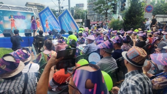 지난해 청주 육거리시장에서 진행된 활력층전프로젝트. 많은 시민들이 가수공연을  보며 즐거운 시간을 보내고 있다. 청주시 제공.