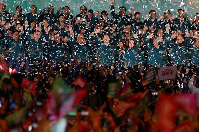 1월13일 타이베이에서 민진당의 라이칭더(앞줄 가운데) 총통 후보와 샤오메이친(오른쪽 두 번째) 부총통 후보가 당선이 확정된 후 지지자들에게 손을 흔들고 있다. ⓒREUTERS
