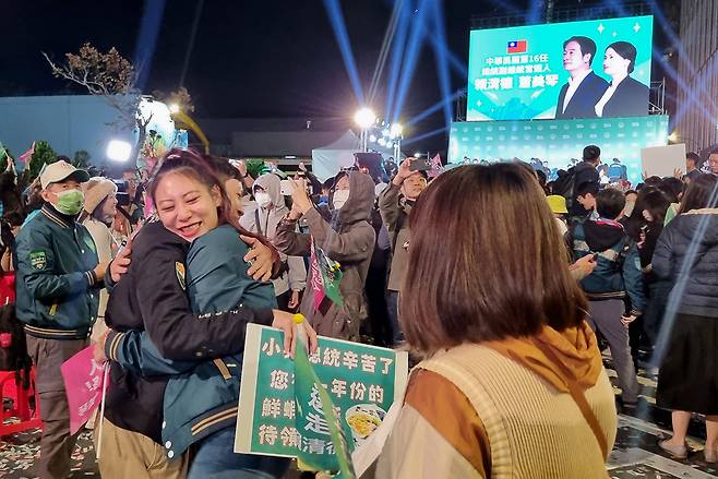 1월13일 밤 타이베이 민진당사 앞, 라이칭더·샤오메이친 후보 당선이 확정되자 지지자들이 기뻐하고 있다. ⓒ시사IN 김영화