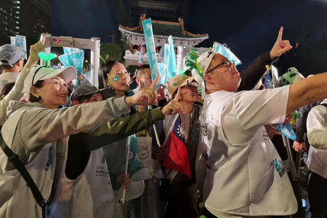 2030대가 주축인 커원저 후보 지지자들이 새싹 모양 머리 장식을 꽂고 있다. ⓒ시사IN 김영화