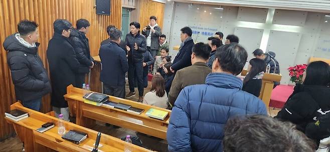 ▲배재고 야구부 학부모들이 교장과 면담 도중 무릎을 꿇고 권오영 감독 해임 철회를 요청했다. ⓒ윤대인 학부모 비상대책위원장 제공