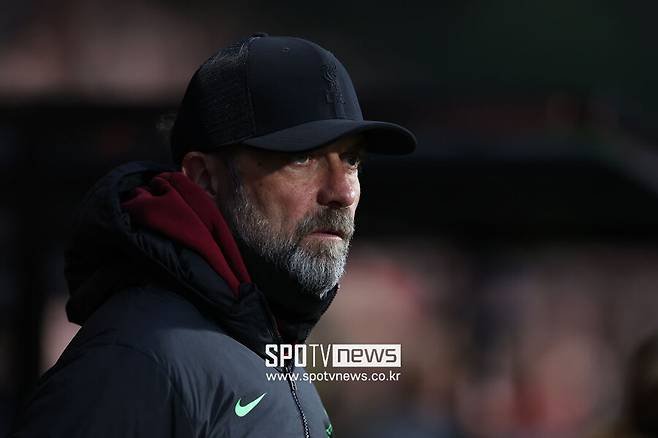 ▲ 클롭 감독은 “이 소식을 처음 듣는 순간 많은 사람들에게 충격을 안길 수 있을 것이다. 하지만 나는 분명이 설명할 수 있다. 나는 리버풀의 모든 것을 사랑하고, 도시의 모든 것을 사랑하며, 우리 서포터의 모든 것을 사랑하고, 팀과 스태프들을 사랑한다. 하지만 내가 이런 결정을 내리게 된 이유는 내 스스로가 팀을 떠나는 것이 옳다고 확신했기 때문이다”라고 전했다.