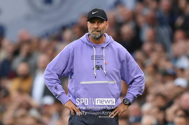 ▲ 클롭 감독은 2015년 리버풀의 지휘봉을 잡은 뒤, 리버풀의 명성을 다시 되찾는 데 성공했다. 당시 리버풀은 오랫동안 잉글랜드 프리미어리그와 유럽축구연맹 챔피언스리그(UCL) 우승을 갈망해 왔다. 클롭 감독은 부임과 동시에 리버풀에 본인의 색깔을 입혔다. 여기에 더해 모하메드 살라, 사디오 마네, 페어질 반 다이크 등을 영입하며 선수단을 강화시켰다.