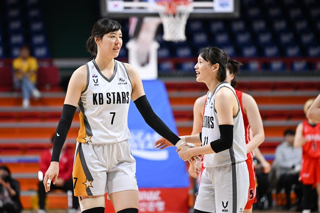 KB스타즈 강이슬(오른쪽)과 박지수. /사진=WKBL