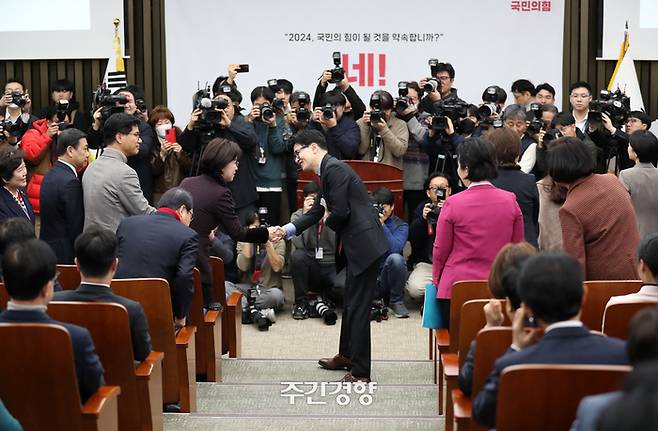 한동훈 국민의힘 비대위원장이 지난 1월 18일 국회에서 열린 의원총회에서 참석해서 의원들과 인사하고 있다. /박민규 선임기자