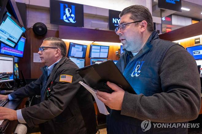 NYSE 입회장에서 일하는 트레이더들의 모습 [연합뉴스 자료사진]